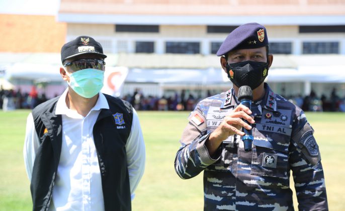 Panglima Komando Armada (Pangkoarmada) II Laksamana Muda TNI Iwan Isnurwanto yang didampingi Wali Kota Surabaya Eri Cahyadi