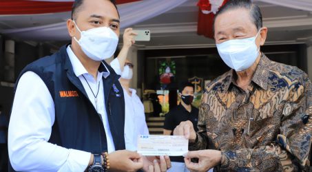dana sebesar Rp. 2 Miliar diterima oleh wali kota Surabaya Eri Cahyadi dari Direktur Utama (Dirut) PT Hartono Wira Tanik (HWT) Heru Budi Hartono