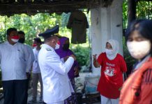 Wakil wali kota Surabaya Armudji saat menyapa para keluarga veteran