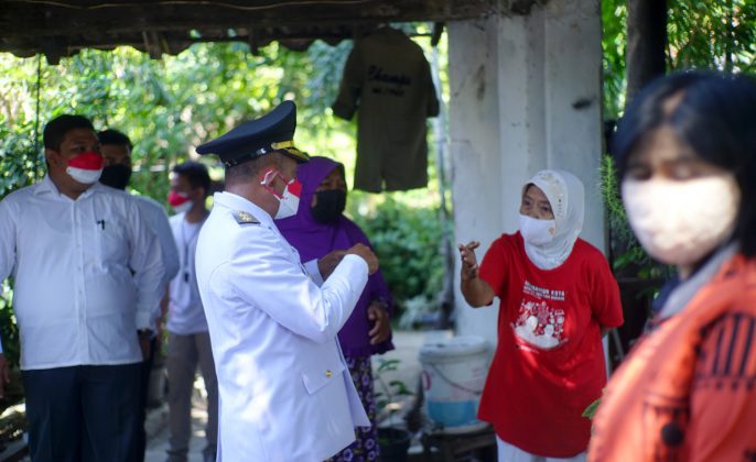 Wakil wali kota Surabaya Armudji saat menyapa para keluarga veteran