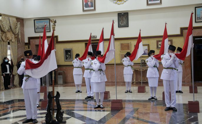 Para paskibraka saat mencium bendera merah putih sebagai pengukuhan dalam menjalankan mandat sebagai pengibar bendera pada upacara 17 agustus mendatang