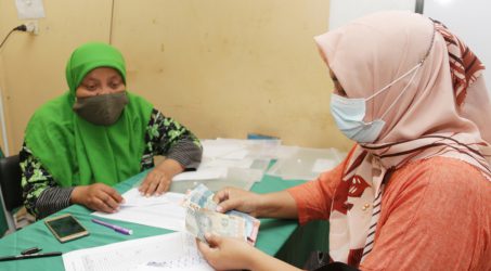 Koperasi Sekolah di Surabaya Kembalikan Uang Siswa MBR yang Terlanjur Beli Seragam