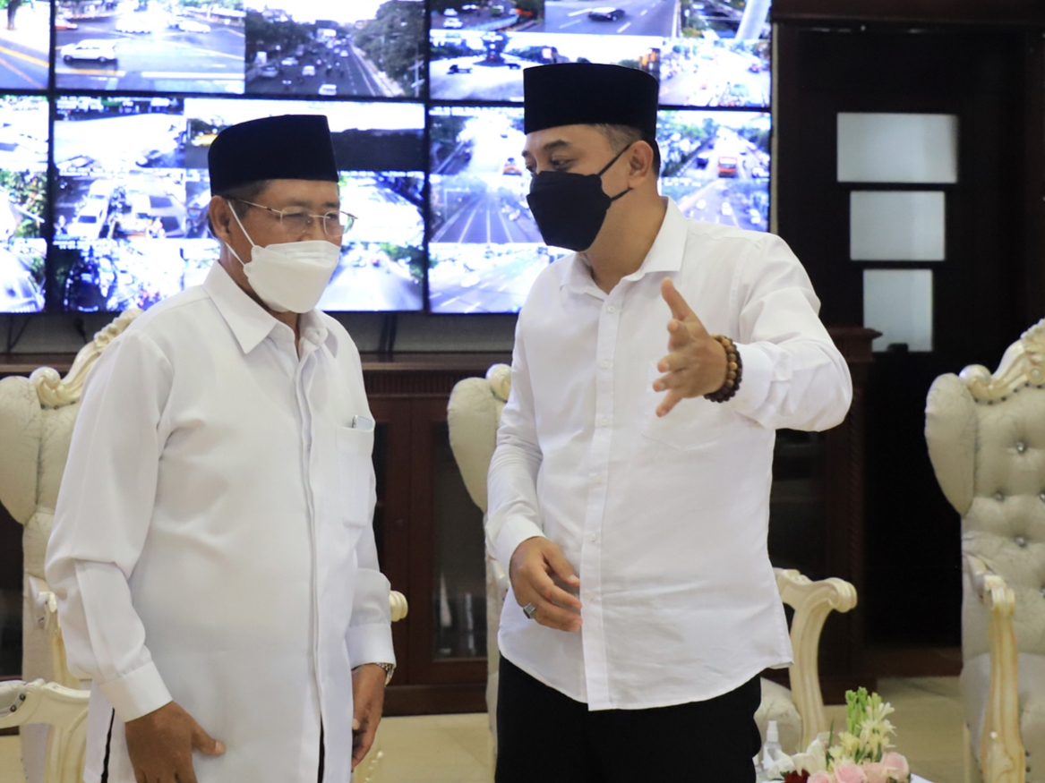 Wali Kota Surabaya Eri Cahyadi saat berdiskusi dengan pengurus BAZ