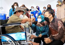 Ketua TP PKK Surabaya Rini Eri cahyadi (tengah) saat menyapa peserta vaksinasi khusus disabilitas bersama wali kota Surabaya Eri Cahyadi