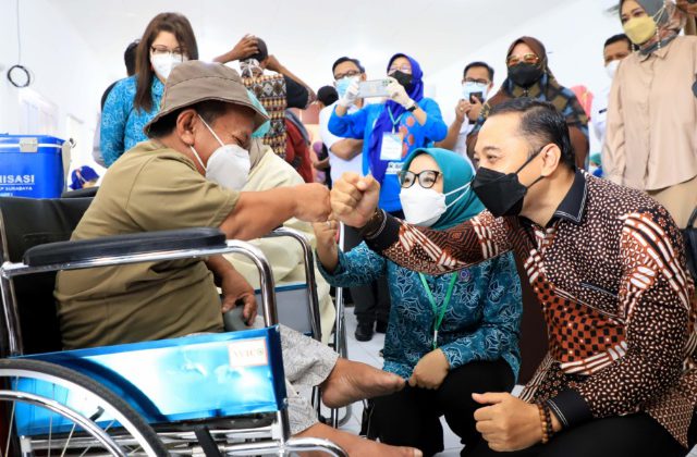 Ketua TP PKK Surabaya Rini Eri cahyadi (tengah) saat menyapa peserta vaksinasi khusus disabilitas bersama wali kota Surabaya Eri Cahyadi