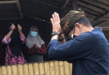 Menteri sandiaga Uno saat menyapa pedagang dikawasan Desa wisata Tamansari Banyuwangi Jawa Timur
