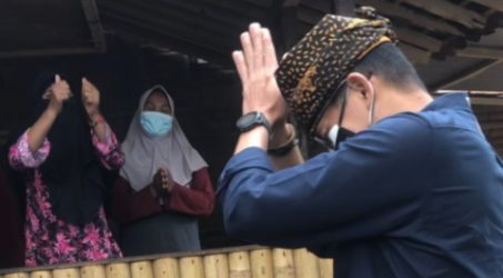 Menteri sandiaga Uno saat menyapa pedagang dikawasan Desa wisata Tamansari Banyuwangi Jawa Timur