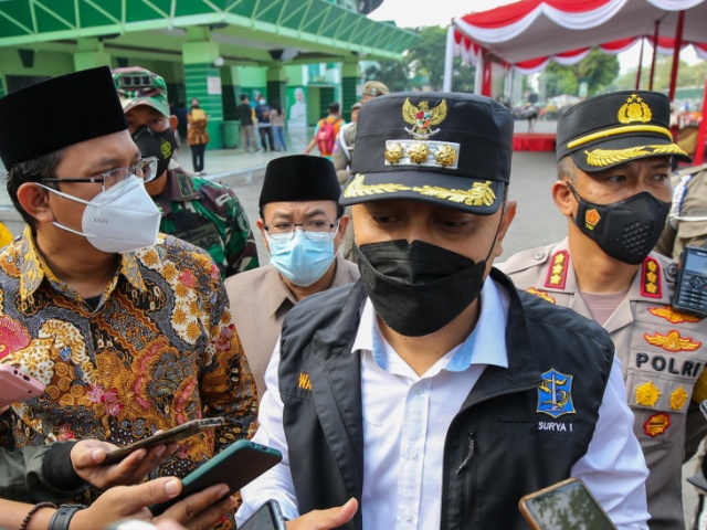 Wali Kota Surabaya saat memberikan keterangan pers