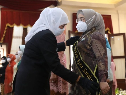 Rini Indriyani yang juga isteri dari Wali Kota Surabaya, Eri Cahyadi itu dilantik langsung oleh Gubernur Jawa Timur, Khofifah Indar Parawansa, bersama Bunda PAUD dari kabupaten/kota lain di Gedung Negara Grahadi, Senin (20/9/2021).