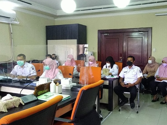 Bagian umum saat mengikuti rapat perubahan anggaran di Komisi A DPRD Kota Surabaya