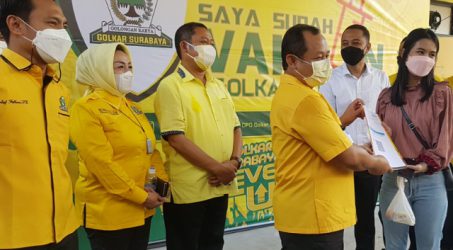 Ketua DPD 1 Golkar Jatim, Sarmuji saat menyerahkan sertivikat vaksin kepada peserta didampingi wali kota Surabaya, Eri Cahyadi dan Ketua DPD Golkar Surabaya Arief Fathoni