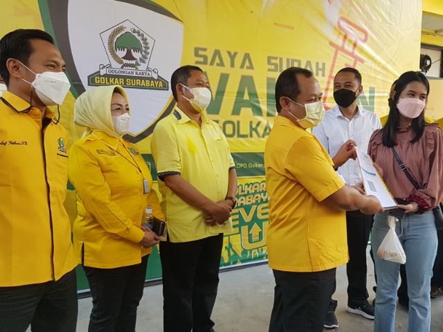 Ketua DPD 1 Golkar Jatim, Sarmuji saat menyerahkan sertivikat vaksin kepada peserta didampingi wali kota Surabaya, Eri Cahyadi dan Ketua DPD Golkar Surabaya Arief Fathoni