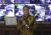 Wali Kota Surabaya Eri Cahyadi saat menunjukkan penghargaan APE