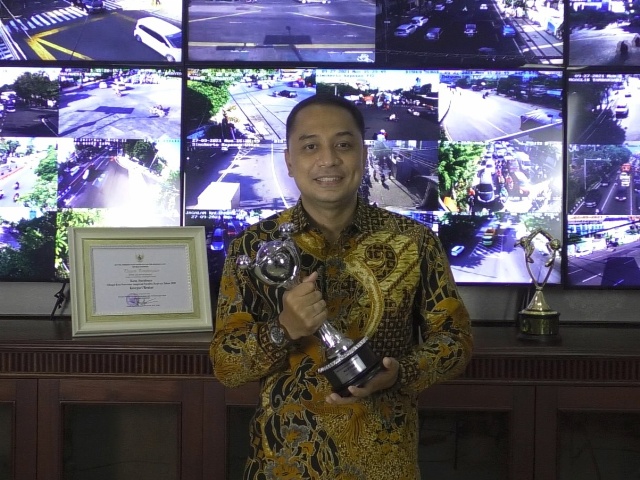 Wali Kota Surabaya Eri Cahyadi saat menunjukkan penghargaan APE