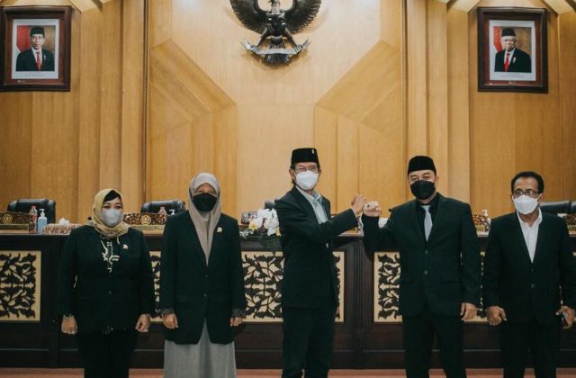 APBD-P Surabaya Rp 8,9 Triliun Disahkan, Ada Seragam Pelajar Gratis hingga Insentif Nakes