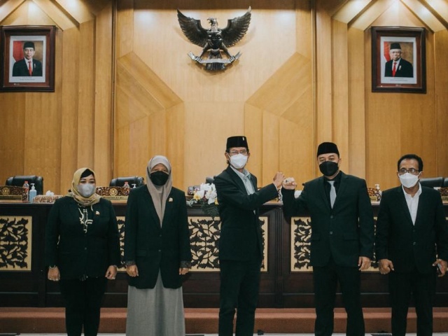 Unsur Pimpinan DPRD Kota Surabaya bersama Wali Kota Surabaya saat berfoto seusai