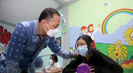 Gandeng UMKM Surabaya Wali Kota Eri Berencana Samakan Seragam Setiap Sekolah