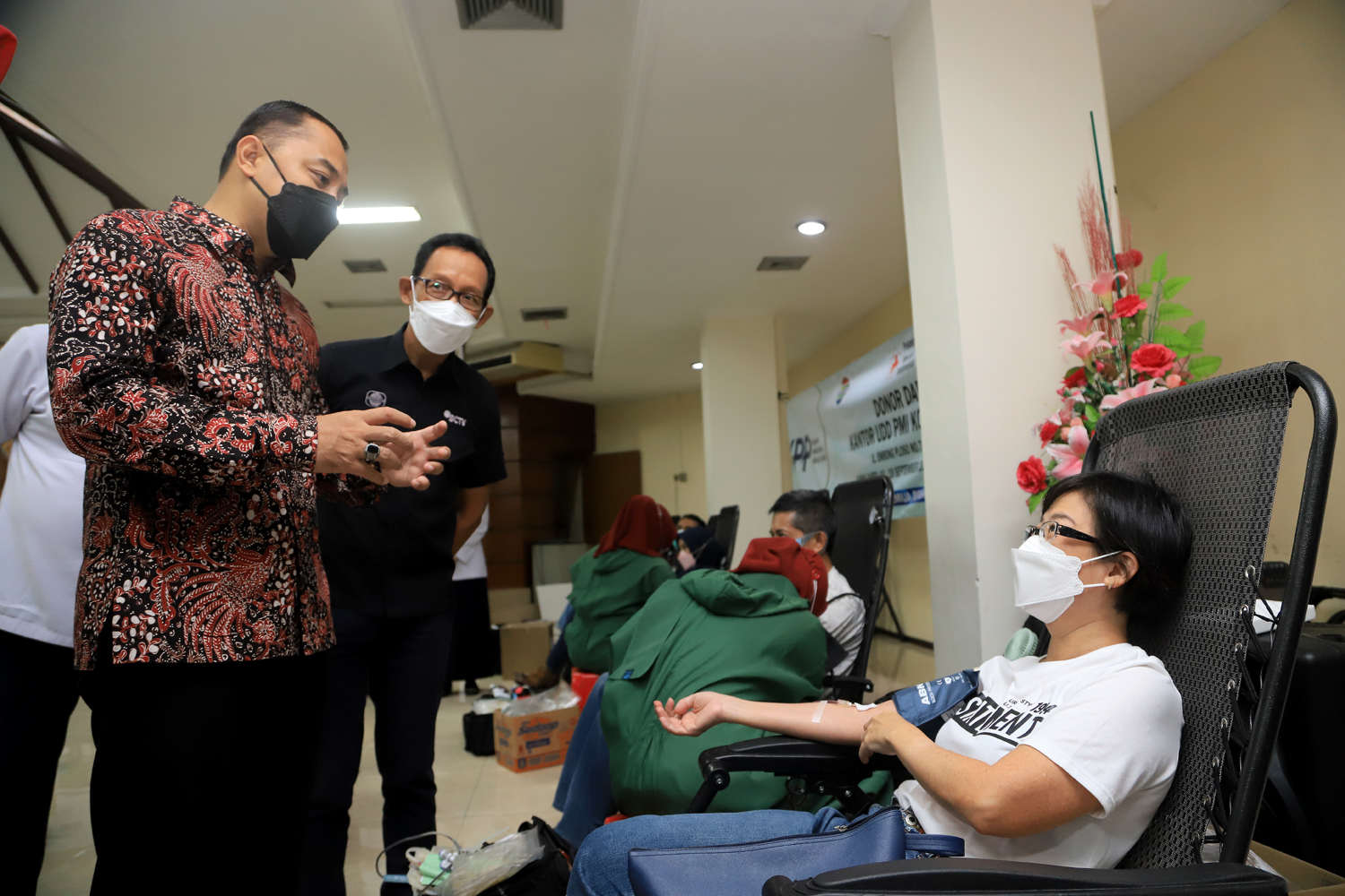 wali kota Surabaya Eri cahyadi saat meninjau kegiatan donor darah oleh warga Surabaya
