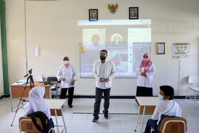 Wali Kota Surabaya Eri Cahyadi saat melakukan kunjungan PTM di sekolah SMP negeri
