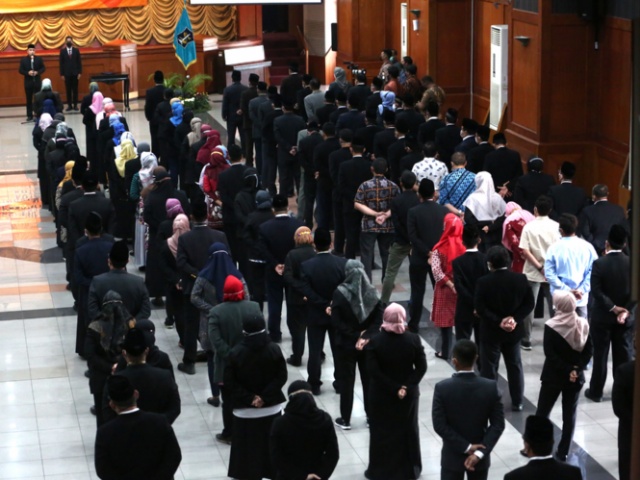 Wali Kota Eri saat melantik 129 Pejabat dilingkungan Pemkot Surabaya pada Jumat (01/10)