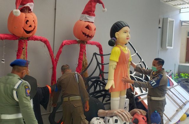 Replika Boneka Squid Game Di Surabaya Disita Satpol PP, Ini Sebabnya