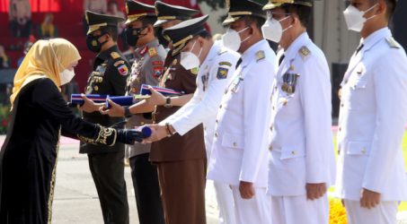 Dihari Jadi Provinsi Jatim ke-76, Wali Kota Eri dapat Penghargaan Jer Basuki Mowo Beya Emas