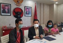 Silvia bersama suaminya saat mengadu ke Ghoni sekretaris fraksi PDI P Surabaya