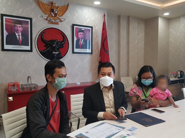 Silvia bersama suaminya saat mengadu ke Ghoni sekretaris fraksi PDI P Surabaya