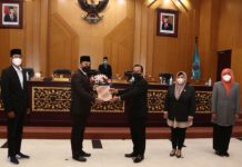 DPRD Kota Surabaya kembali menggelar rapat paripurna dengan agenda penyampaian pemandangan umum fraksi atas Raperda Kota Surabaya tentang APBD tahun 2022.