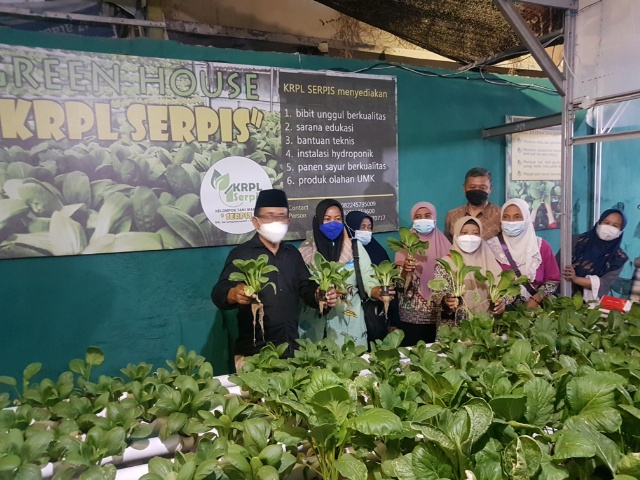 AH Thony (paling Kanan) saat meninjau produk hasil tanam hidroponik milik Kelompok Erpis dikawasan Jemursari Surabaya, Jumat (22/10) malam