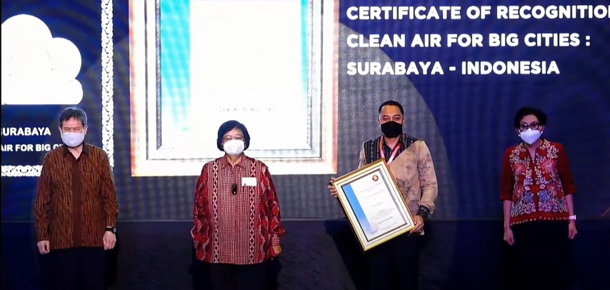 Wali Kota Surabaya Eri Cahyadi saat menerima penghargaan