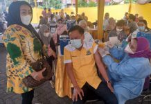 Pertiwi Ayu Krishna, Ketua Panitia Vaksinasi Golkar saat menemani Ketua DPD Golkar Surabaya Arief Fathoni melakukan Vaksin