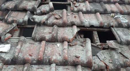 Atap rumah warga yang rusak diduga akibat tertimpa material pembangunan Trans Icon