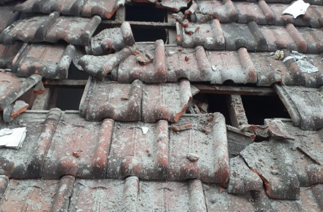 Atap Rumah Warga Rusak Diduga Tertimpa Material Pembangunan, Komisi A : Kita Panggil Trans Icon Senin Depan