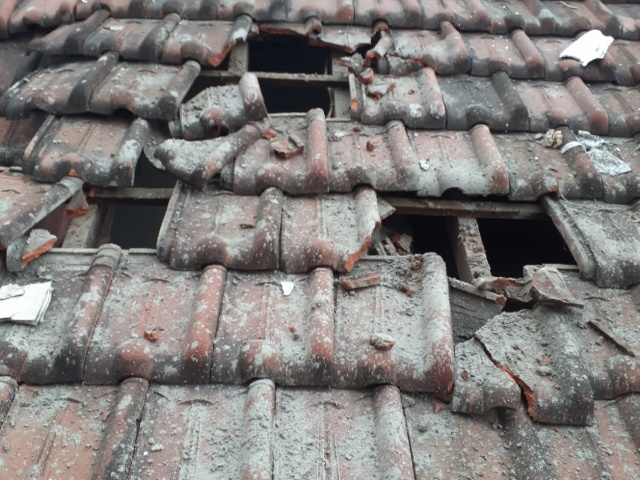 Atap rumah warga yang rusak diduga akibat tertimpa material pembangunan Trans Icon