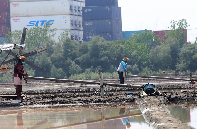 Petani Garam Surabaya Dapat Janji Geomembran
