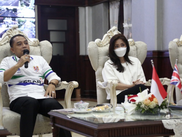 Eri Cahyadi bersama perwakilan liverpol di Surabaya saat menggelar pertemuan melalui virtual dengan dubes inggris