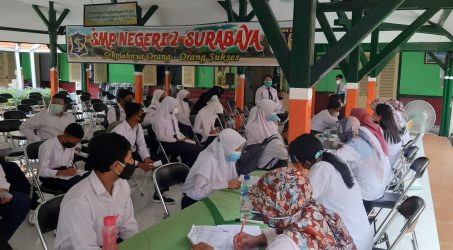 Dispendik Surabaya Lakukan Swab RT-PCR bagi Siswa dan Guru SMP yang Gelar PTM