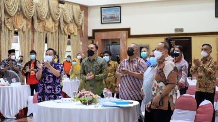 Wali Kota Surabaya bersama Asisten Kota dan Kepala Dinas LH saat mengikuti penerimaan penghargaan melalui virtual zoom dibalai Kota pada selasa (19/10)