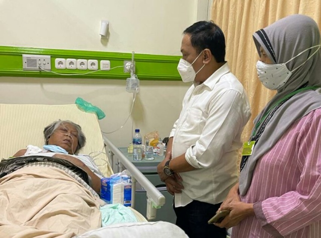 Aleg DPRD Kota Surabaya dari PDIP Anas Karno saat mendampingi pasien dirumah sakit