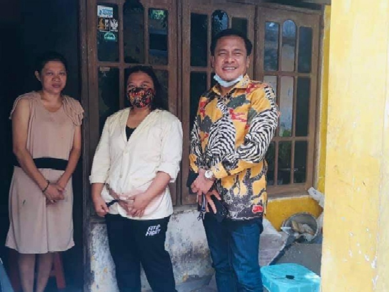 Arief Fathoni saat mengunjungi kediaman ibu Dwi untuk membebaskan ijazah anaknya yang ditahan oleh pihak sekolah
