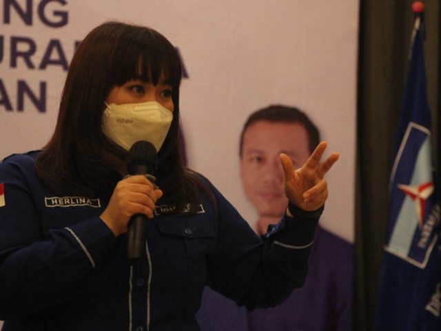 Herlina Harsono Njoto saat menjadi pemateri di acara pendidikan politik bagi kader DPC Demokrat Surabaya