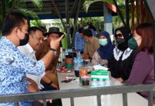Rombongan Komisi B bersama kepala dinas DKPP Surabaya saat menikmati makanan di SWK wisata air romokalisari pada senin (29/11)