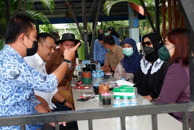 Rombongan Komisi B bersama kepala dinas DKPP Surabaya saat menikmati makanan di SWK wisata air romokalisari pada senin (29/11)