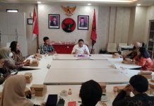 Anas Karno Anggota fraksi PDIP Surabaya saat menerima audiensi dengan mahasiswa