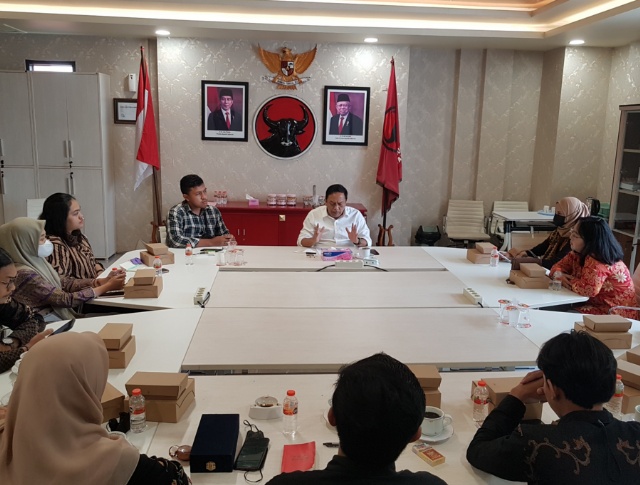 Anas Karno Anggota fraksi PDIP Surabaya saat menerima audiensi dengan mahasiswa