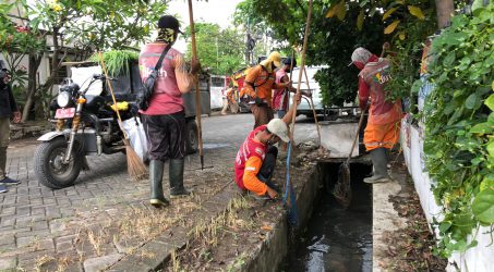 Pemkot Surabaya Lakukan Perantingan dan Pembersihan Sampah di Gorong-gorong