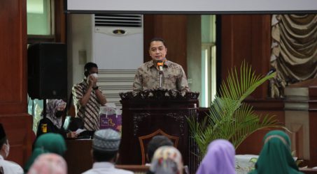 Di Forum Ilmiah Guru, Wali Kota Eri Minta SD-SMP Negeri dan Swasta di Surabaya Jadi Keluarga Besar