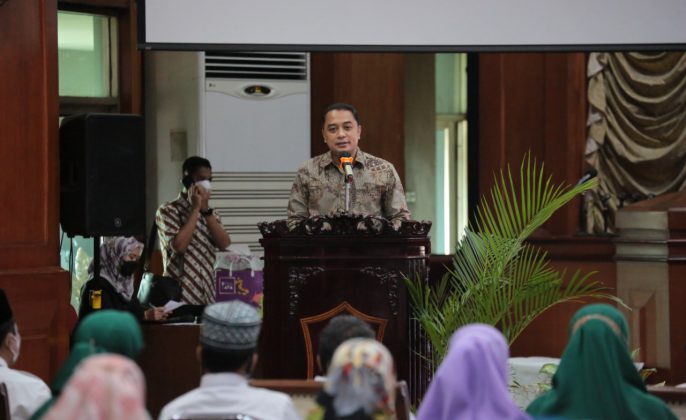 Di Forum Ilmiah Guru, Wali Kota Eri Minta SD-SMP Negeri dan Swasta di Surabaya Jadi Keluarga Besar