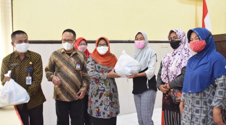 BI Tegal Salurkan Bantuan 500 Paket Sembako untuk Warga Terdampak Covid-19